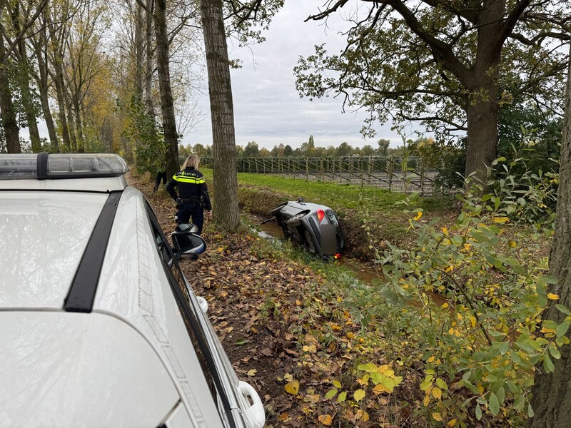 Hij verloor de controle over het stuur, waarna het voertuig van het pad af gleed en op zijn zijkant in de sloot belandde. 