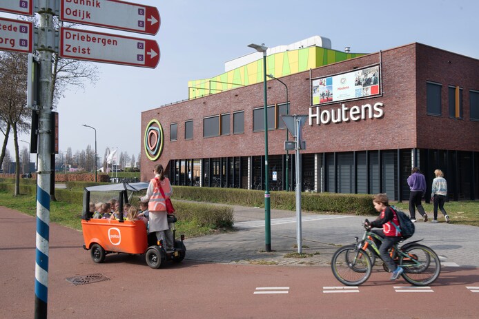 Leraar Engels Olav A. (45) ging volgens oud-leerlingen al eerder over ...