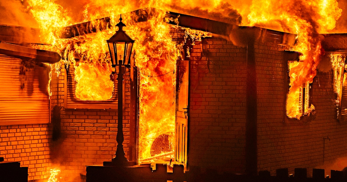 Metershoge vlammen zorgen voor flinke schade aan chalet op camping Maashorst