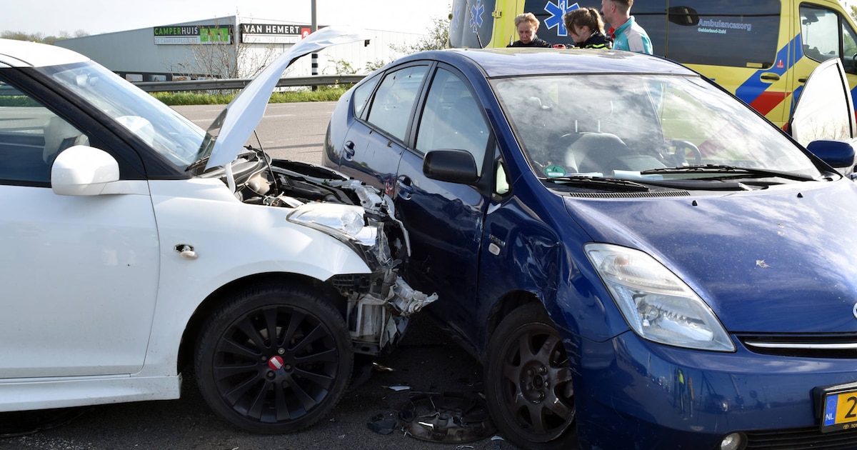 Drie auto’s botsen op elkaar bij oprit van A2 in Zaltbommel, bestuurster naar ziekenhuis