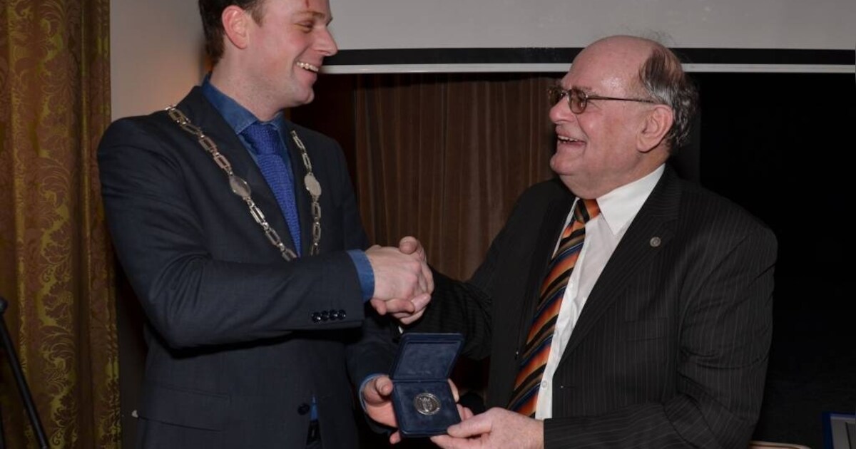 Piet Hesselmans krijgt erepenning bij afscheid als wethouder