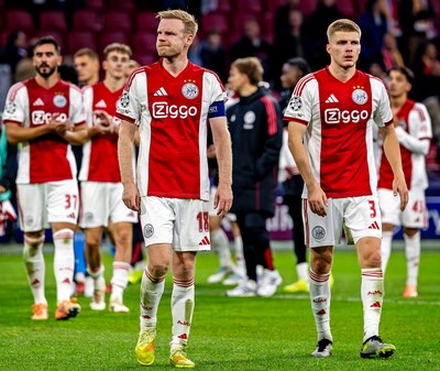 https://images.bd.nl/MmE1MjAyYWRlZTYwZDNjNWFlNzMvZGlvLzI2NDgxMzE2Mi9maXQtd2lkdGgvNDAw/champions-league-2025-26-ajax-galatasaray-ajax-aanvoerder-davy-klaassen-en-anton-gaaie-gaan-de-groep-voor-na-het-3-0-verlies-foto-pim-ras