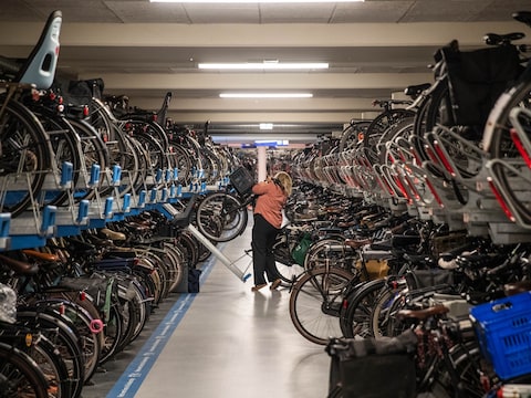 De fietsenstalling tegenover het station in Vught gaat weg.