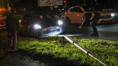 Automobilist rijdt lantaarnpaal uit de grond in Oss: bestuurder aangehouden, reed mogelijk onder invloed