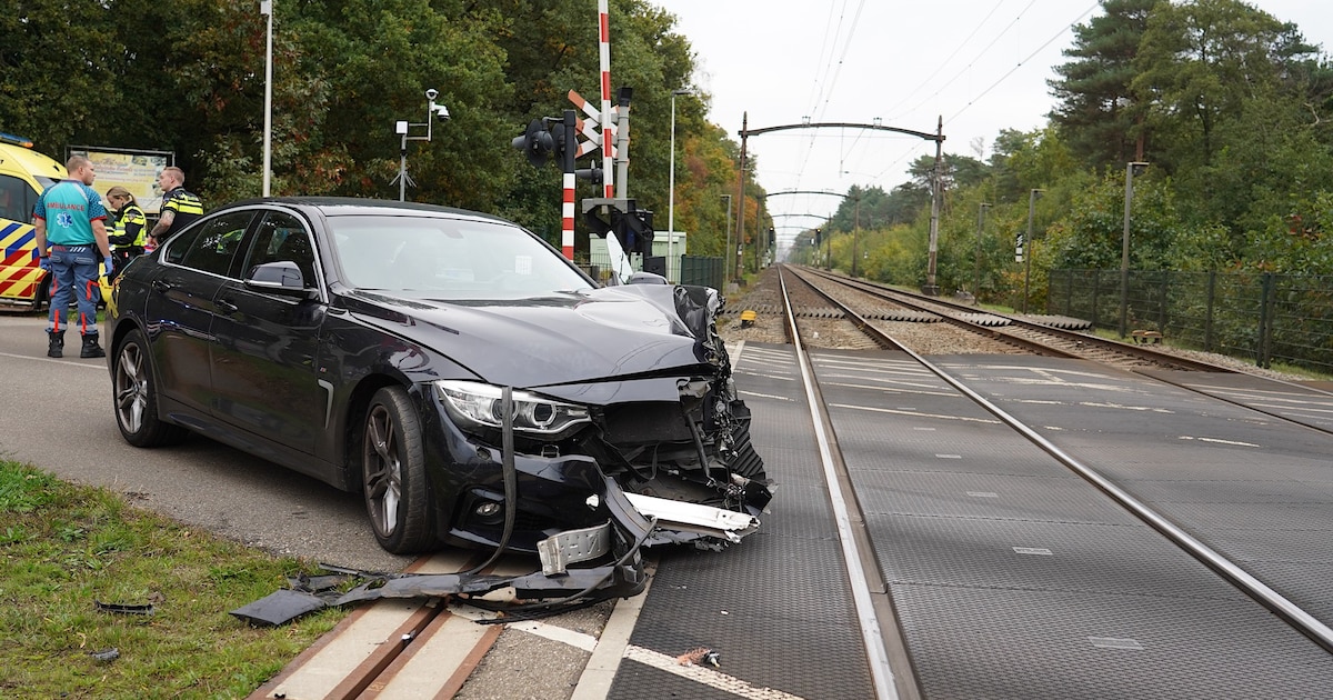 Auto komt in botsing met trein op spoorwegovergang: geen treinverkeer tot begin avond tussen Breda en Tilburg.