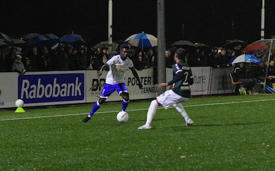 LIVE | Opnieuw een staking in KNVB Beker: vuurwerk vliegt alle kanten op bij duel tussen HSV Hoek en