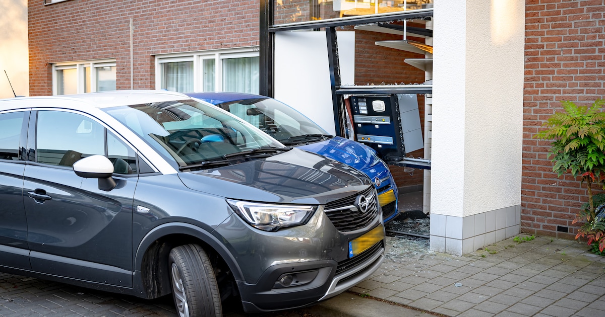 Auto ramt ingang appartementencomplex in Tilburg na parkeermanoeuvre