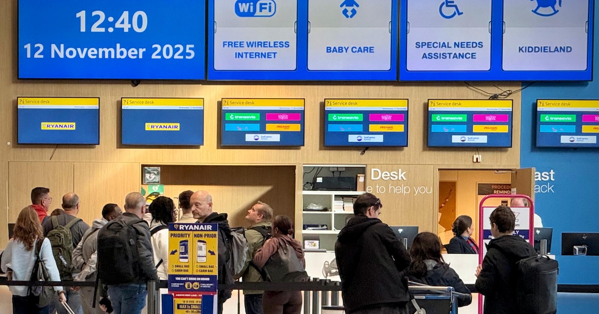 Ouderen in de stress op Eindhoven Airport: ‘Ik ben doodsbang dat die app niet werkt’