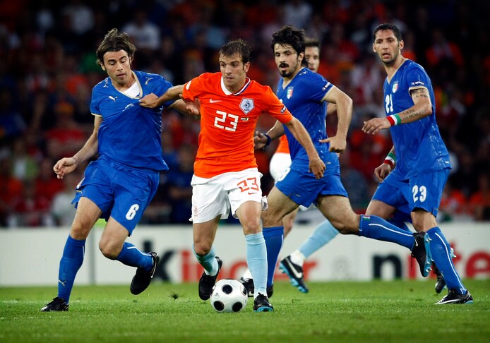 Rafael van der Vaart in duel met Andrea Barzagli.