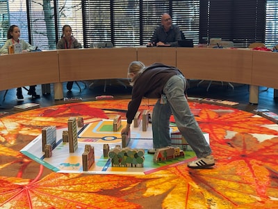 In Heeze-Leende nemen leerlingen raadzaal over en bouwen hun eigen stad in het spel Democracity