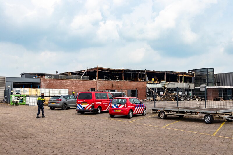 Hulpdiensten zijn een dag na de brand ook volop aanwezig.