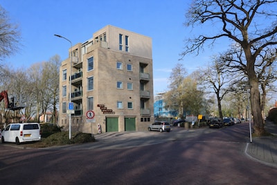 Woonbedrijf bouwt extra jongerenwoningen op Grijpmaflats: oplossing voor woningnood