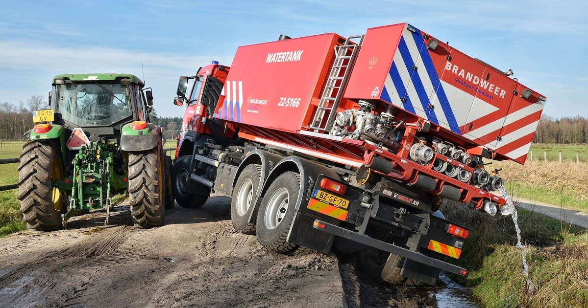 Brandweerauto zakt in sloot tussen Esbeek en Lage Mierde