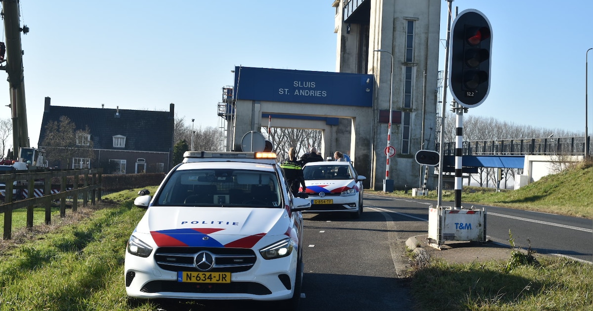 Motorrijder achterop auto gebotst bij sluis in Heerewaarden