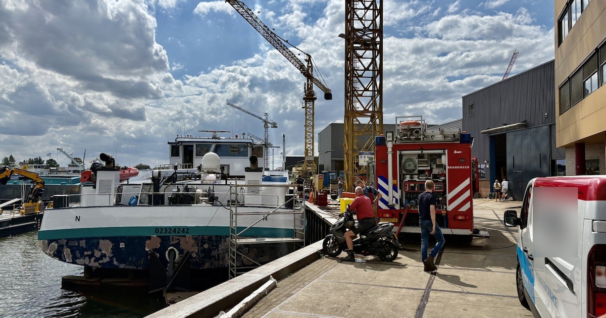 Brand breekt uit op vrachtschip in Werkendam