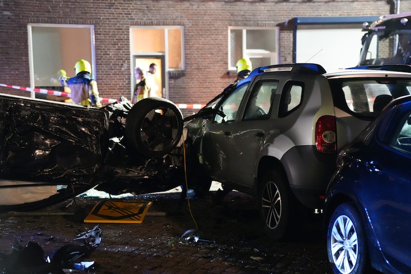 De auto belandde ondersteboven. 