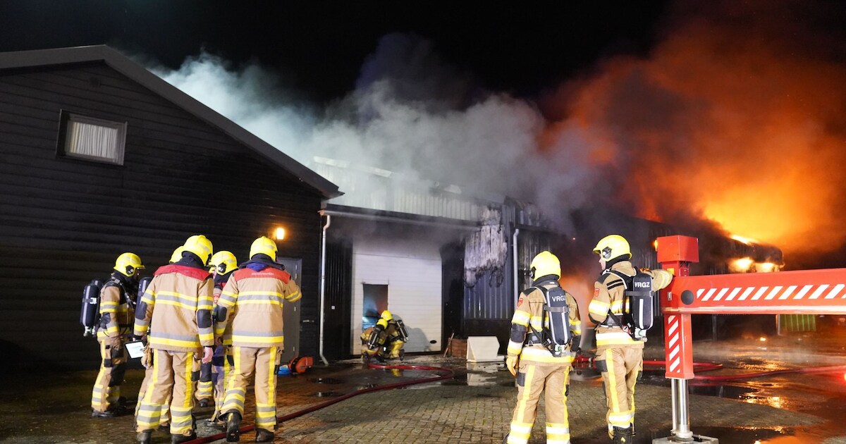 Meerdere auto's in vlammen opgegaan bij grote brand in loods in Kerkdriel