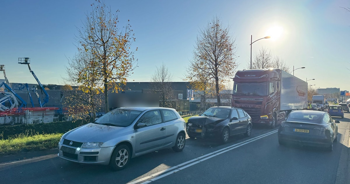 Kettingbotsing in Veghel, twee auto’s afgesleept.