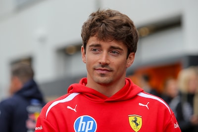 Charles Leclerc blijft Ferrari trouw en tekent nieuw meerjarig contract