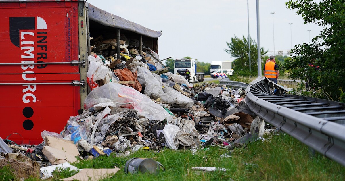 Verkeersinfarct op A58 door gekantelde vrachtwagen bij Gilze: lange files in beide richtingen.