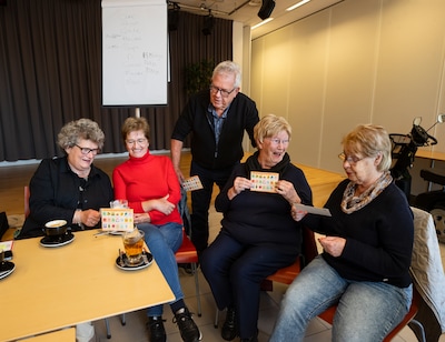 Gezellig aan de Hellemondse proattoffel: ‘Och, bende gaai ok nieuw? Dan lijkte ergens op’