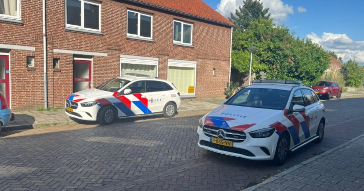 Kind steekt weg over in Uden, wordt aangereden door auto en komt met de schrik vrij.