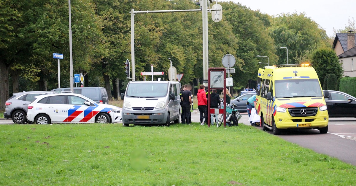 Fietser gewond na botsing met busje in Oss.