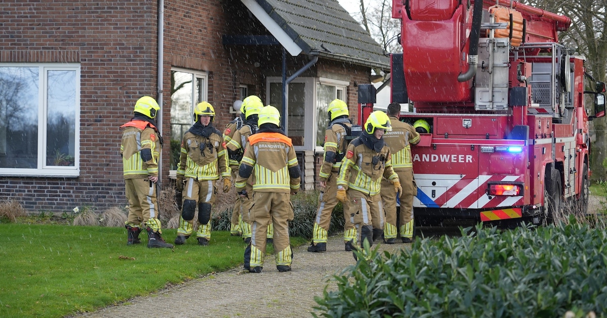 Schoorsteenbrand in Alphen: vijf brandweervoertuigen kwamen ter plaatse | 112 nieuws Alphen-Chaam