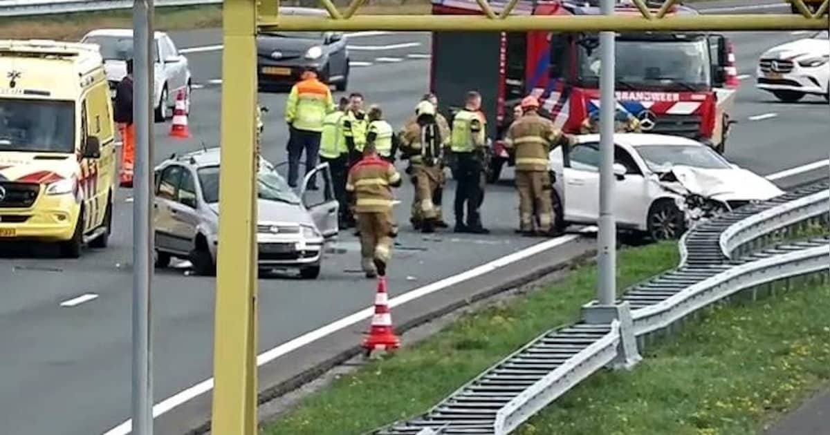 A2 bij Sint-Michielsgestel weer vrij na botsing tussen drie auto’s.