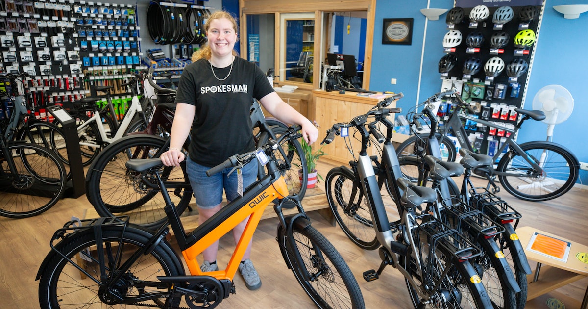 Bryana runt een fietsenwinkel in Hilvarenbeek, maar haar leeftijd valt op: ‘Soms zie ik verbaasde bl