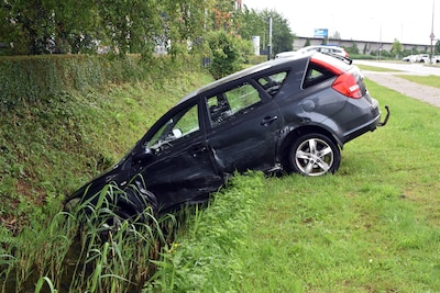 Auto eindigt in sloot na aanrijding in Zaltbommel