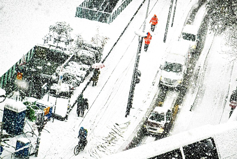 Sneeuw zorgt voor veel overlast voor fietsers, voetgangers en automobilisten op de Heuvelring bij hotel Mercure in Tilburg. 