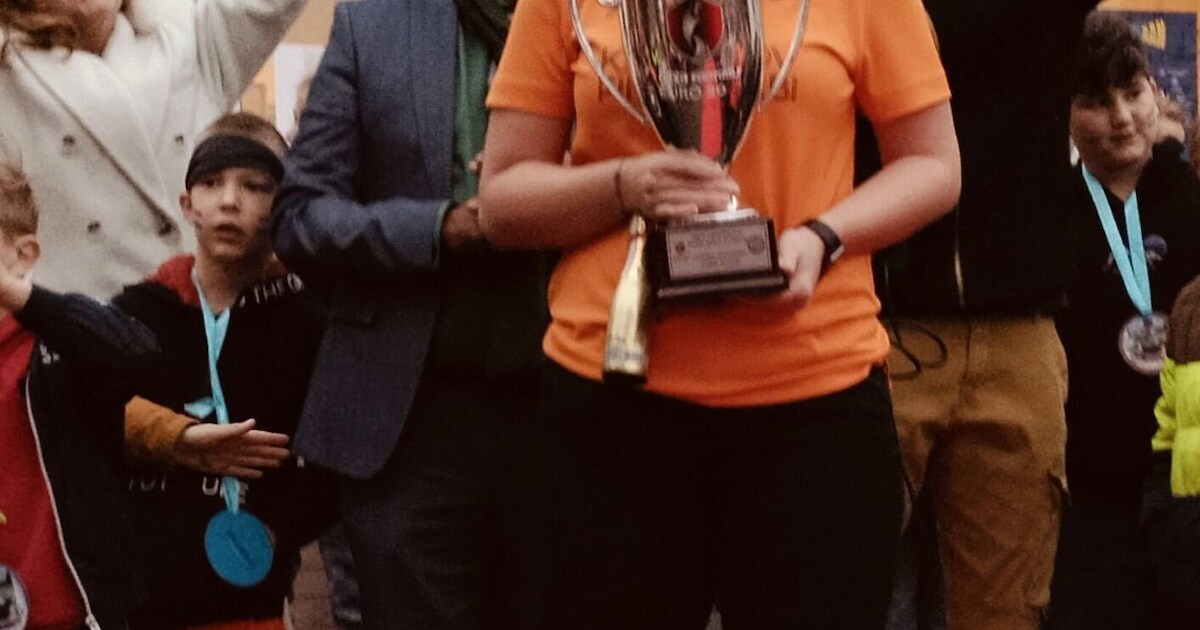 Leerlingen uit Almkerk in het oranje voor juf Marit die derde werd op EK footgolf in Turkije | Alten