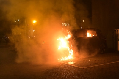 Elektrische auto vliegt in brand tijdens het opladen in Breda, omstanders krijgen stekker niet uit v