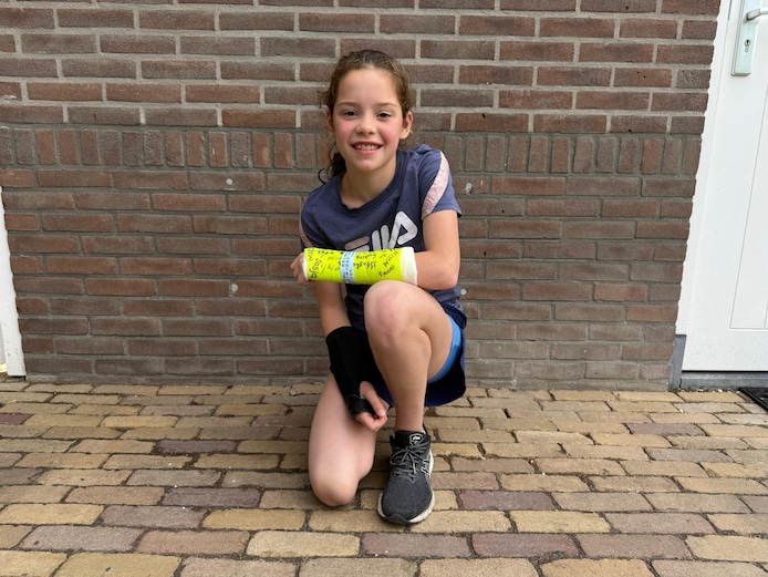 Eva (11) uit Arnhem loopt haar eerste Vierdaagse met twee gebroken ...