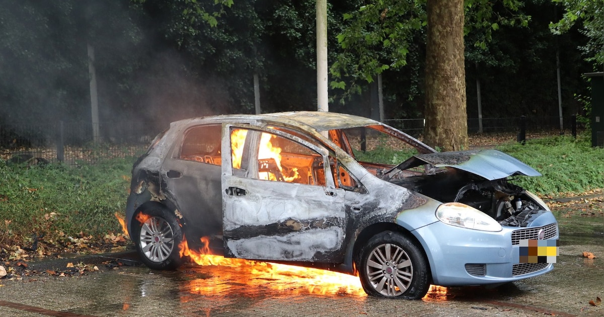 Auto brandt helemaal af op parkeerplaats in Vlijmen