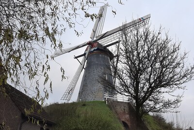 Molen Heeze steeds meer in verval; ‘Doorn in het oog van velen’