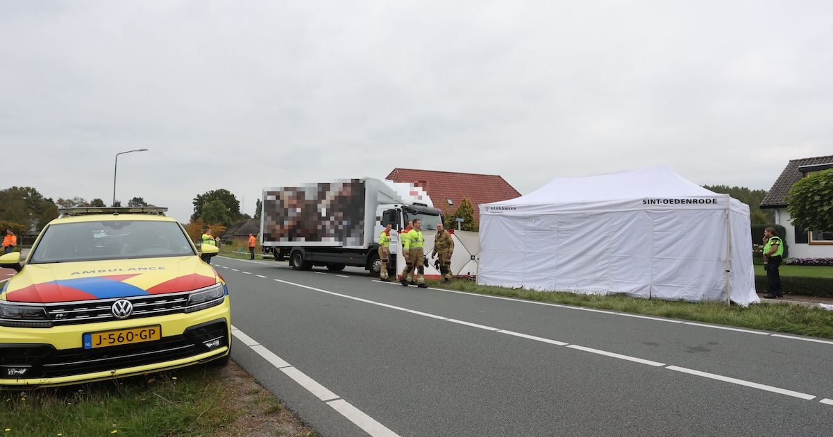 Fietser overleden na aanrijding met vrachtwagen in Schijndel.