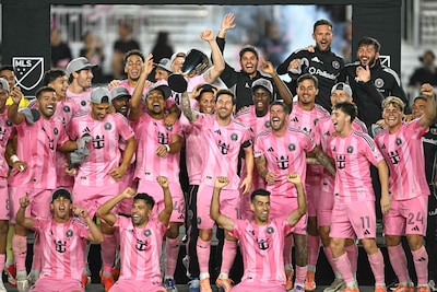 https://images.bd.nl/MzFkZDI0NmM1ZDA4YmVhOTk3N2UvZGlvLzI2NjAyMDQzMS9maXQtd2lkdGgvNDAw/inter-miami-s-argentine-forward-10-lionel-messi-c-celebrates-with-the-trophy-after-his-team-s-victory-in-the-major-league-soccer-mls-eastern-conference-final-football-match-between-inter-miami-and-new-york-city-fc-at-chase-stadium-in-fort-lauderdale-florida-on-november-29-2025-lionel-messi-and-inter-miami-reached-the-mls-cup-final-for-the-first-time-on-november-29-2025-after-a-5-1-thrashing-of-new-york-city-fc-in-the-eastern-conference-playoffs-photo-by-chandan-khanna-afp