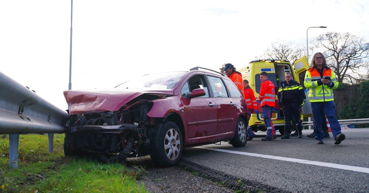Auto botst tegen vangrail op A2 bij Vught, bestuurder gewond | 112 nieuws Vught