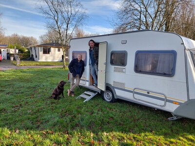 Journalisten verblijven week op camping De Witte Plas: ‘Hier wonen de mensen die onze pakketjes bezo