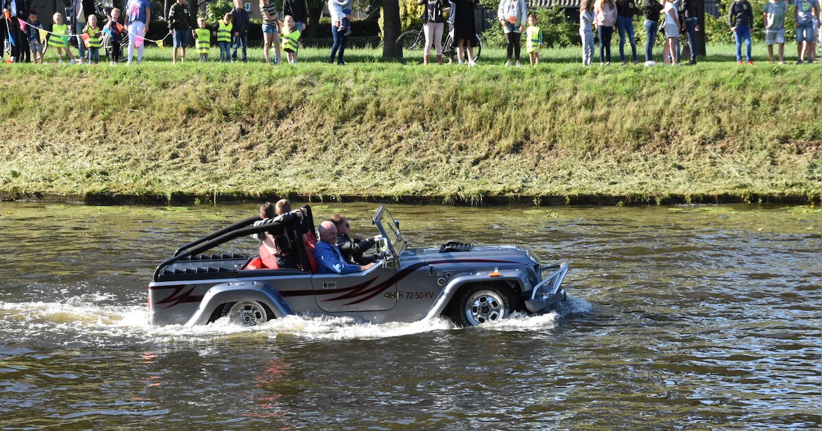 Meester Wim per autoboot naar laatste werkdag op Jozefschool in Haghorst