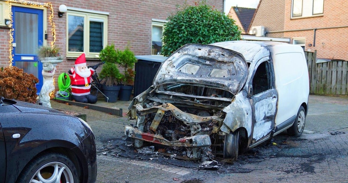 Geparkeerde bestelbus brandt uit in woonwijk Kerkdriel, voorkant door vlammen verwoest
