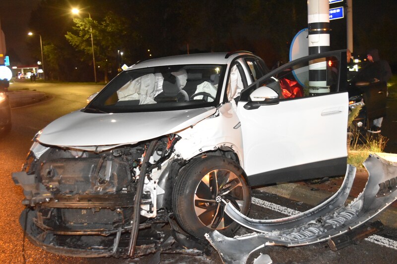 De voorkant van een van de auto's kwam bijna volledig los in Zaltbommel.