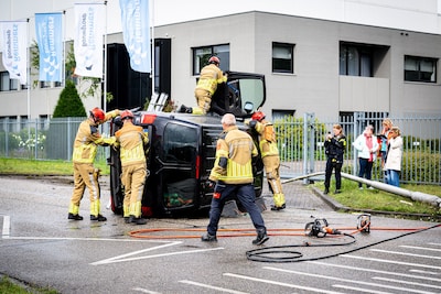 Bestelbus wordt gelanceerd en belandt op zijkant na botsing in Tilburg