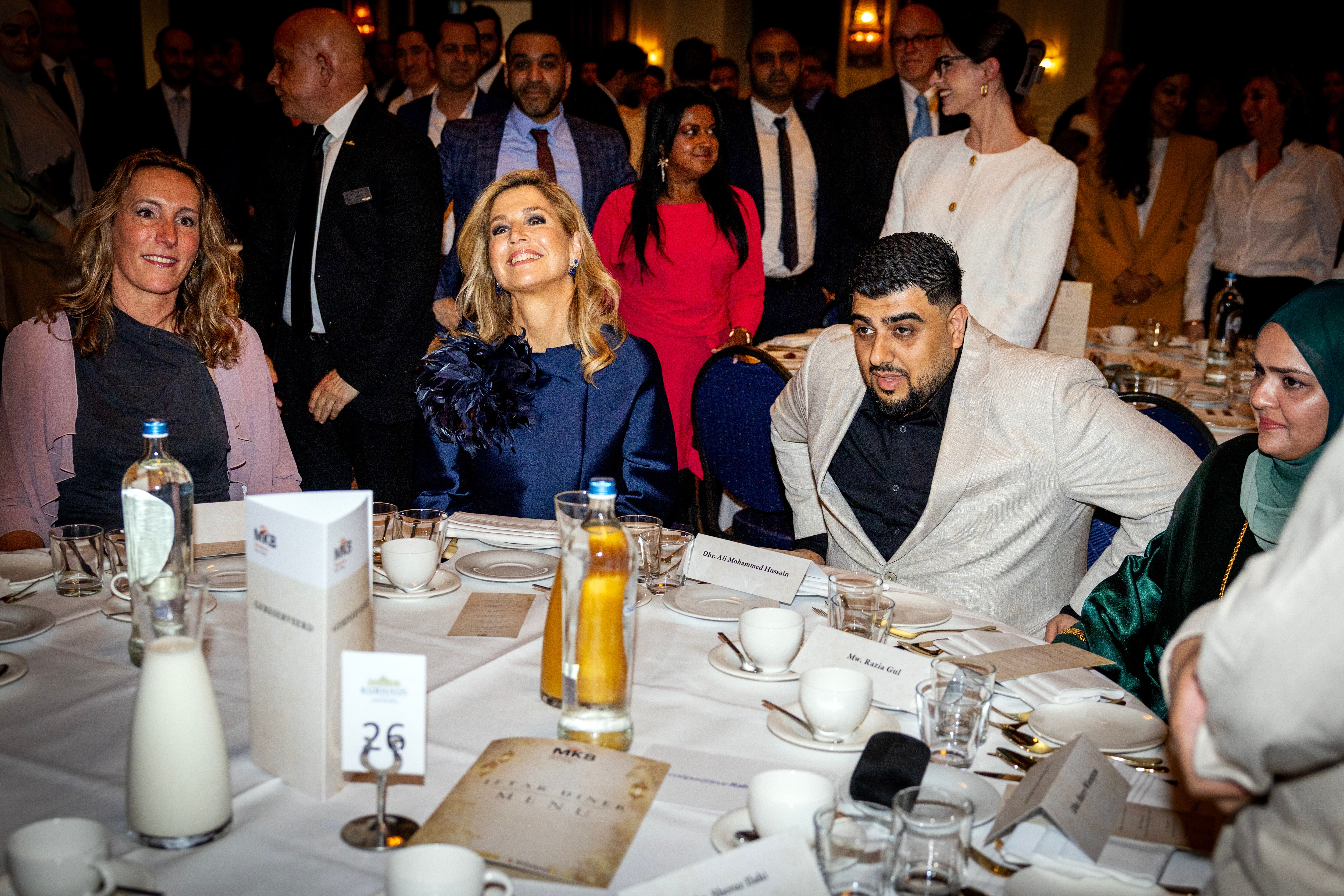 Máxima prikt vorkje mee tijdens iftar in Scheveningen: ‘Ze voelde vanavond echt als mijn koningin’