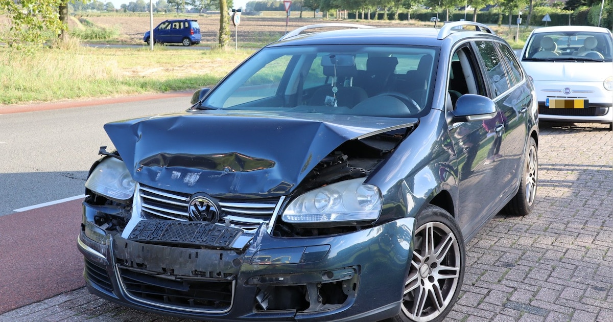 Auto’s fors beschadigd bij ongeval in Oudheusden: bestuurder nagekeken in de ambulance.