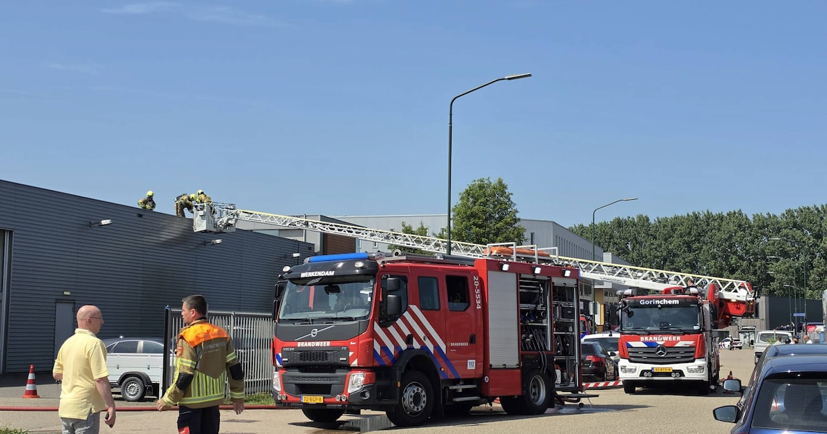 Brand op dak van gemeentewerf in Werkendam snel onder controle