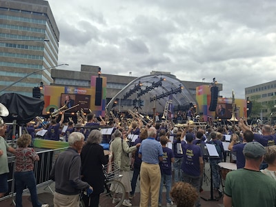 Meespelen in een orkest van 600 man of luisteren naar Spijkers met Koppen: Eindhoven hele weekend mi