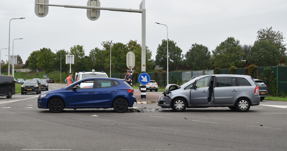 Fors beschadigde auto’s door ongeluk bij Zaltbommel.